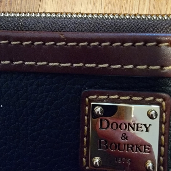 Dooney and Bourke slim large leather wristlet - Picture 6 of 6
